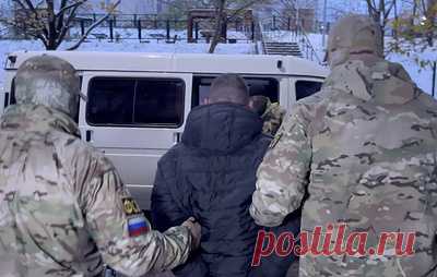 ФСБ задержала агента спецслужб Украины за шпионаж в Крыму. По данным ФСБ, он отслеживал передвижения подразделений Росгвардии, а также собирал данные о системе инженерных сооружений и заграждений, предназначенных для обороны полуострова