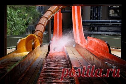 Россиянка потеряла сознание при спуске с горки в аквапарке и умерла. Следователи организовали проверку по факту смерти женщины в аквапарке «ЛетоЛето» в Тюмени. 44-летняя женщина потеряла сознание во время катания с водных горок. Ей была оказана первая помощь, скорая провела реанимацию, однако спасти россиянку не удалось. П словам очевидцев, горка была «реально страшной».