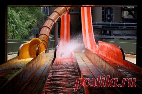 Россиянка потеряла сознание при спуске с горки в аквапарке и умерла. Следователи организовали проверку по факту смерти женщины в аквапарке «ЛетоЛето» в Тюмени. 44-летняя женщина потеряла сознание во время катания с водных горок. Ей была оказана первая помощь, скорая провела реанимацию, однако спасти россиянку не удалось. П словам очевидцев, горка была «реально страшной».