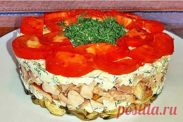 Слоеный салат с копченой курицей "Любимый муж" - Кулинарная страница

Приготовьте для своей второй половинки этот вкусный салат с копченой курицей и грибами. Он очень сытный и состоит из гармонично подобранных ингредиентов.