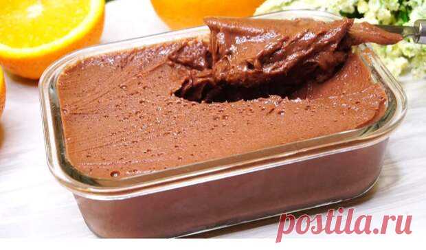 Хотите чего-то вкусного, но и полезного? Значит, приготовьте плавленый сыр из творога и шоколада. Это так вкусно, что можно есть каждый день и не наедаться. Это лакомство по вкусу похоже на шоколадную пасту, только в более полезном варианте. Подойдет для завтрака и перекусав течение дня. Легко