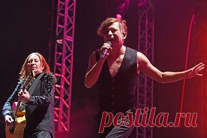 Участников «Би-2» потребовали привлечь к ответственности за поддержку терроризма. Участники общественного движения «Ветераны России» заявили о том, что обратятся в Генпрокуратуру и СК с требованием возбудить в отношении членов группы «Би-2» уголовное дело за поддержку терроризма. Более того, общественники призвали задержать музыкантов по прилете в Москву.