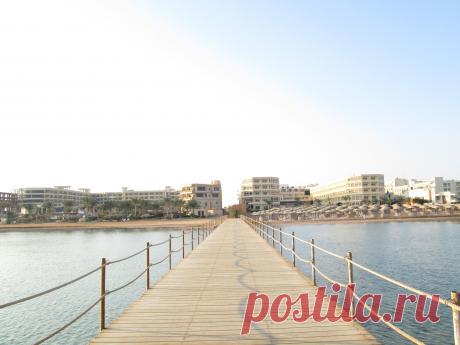 Вид на отели с пирса.