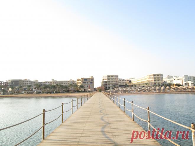 Вид на отели с пирса.