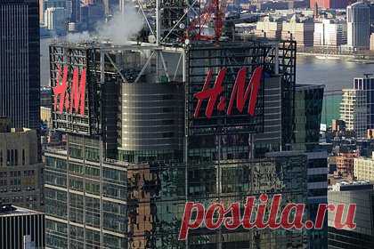 H&M обвинили в сексуализации детей из-за рекламы со школьницами. Шведский ретейлер одежды Hennes & Mauritz (H&M) обвинили в сексуализации детей из-за рекламы школьной одежды. Соответствующий пост опубликовала психолог и телеведущая Пэм Сперр. Ее возмутил снимок, на котором две девочки позировали в черных платьях с белыми воротниками.