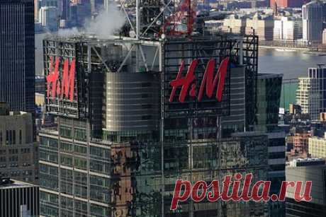 H&amp;M обвинили в сексуализации детей из-за рекламы со школьницами. Шведский ретейлер одежды Hennes &amp; Mauritz (H&amp;M) обвинили в сексуализации детей из-за рекламы школьной одежды. Соответствующий пост опубликовала психолог и телеведущая Пэм Сперр. Ее возмутил снимок, на котором две девочки позировали в черных платьях с белыми воротниками.