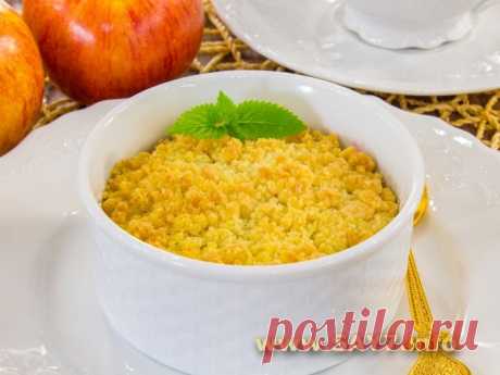 Крамбл с яблоками и брусникой