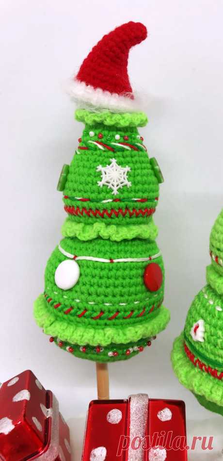 PDF Новогодняя Ёлочка крючком. FREE crochet pattern; Аmigurumi toy patterns. Амигуруми схемы и описания на русском. Вязаные игрушки и поделки своими руками #amimore - новогодняя ёлка, ёлочка.