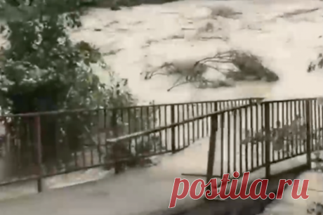 Очевидцы засняли, как бушующая река снесла мост под Туапсе. ЧП произошло из-за ливней в поселке Новомихайловском.