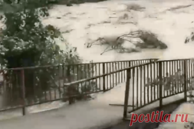 Очевидцы засняли, как бушующая река снесла мост под Туапсе. ЧП произошло из-за ливней в поселке Новомихайловском.