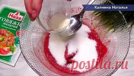 Беру стакан любых ягод , РАЗ ДВА и Вкусняшка к чаю готова. Конфе... Ягодные конфеты (Ягодное суфле). Это рецепт мне помог разгрузить морозильную камеру от замороженных ягод. По консистенции получаются как птичье молоко. Готовятся очень просто, ягоды подойдут замороженные и свежие, можно использовать фрукты или тыкву, например.  Можно облить шоколадом, обвалять в какао или кокосовой стружке. 

*********************
Рецепт:
Ягоды -250гр.
Сахар -100гр.
Сок лимона -1 ст.л.
Жел...