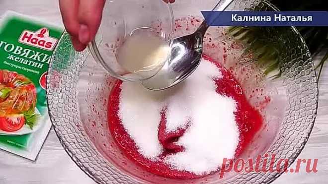 Беру стакан любых ягод , РАЗ ДВА и Вкусняшка к чаю готова. Конфе... Ягодные конфеты (Ягодное суфле). Это рецепт мне помог разгрузить морозильную камеру от замороженных ягод. По консистенции получаются как птичье молоко. Готовятся очень просто, ягоды подойдут замороженные и свежие, можно использовать фрукты или тыкву, например.  Можно облить шоколадом, обвалять в какао или кокосовой стружке. 

*********************
Рецепт:
Ягоды -250гр.
Сахар -100гр.
Сок лимона -1 ст.л.
Жел...
