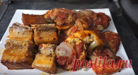 Жаркое из свинины — вкусное и сытное второе блюдо. Его можно приготовить в духовке, в кастрюле, мультиварке, скороварке и даже в сковороде. Часто готовят такое блюдо на ужин, потому что мясо свинины тушится быстро.