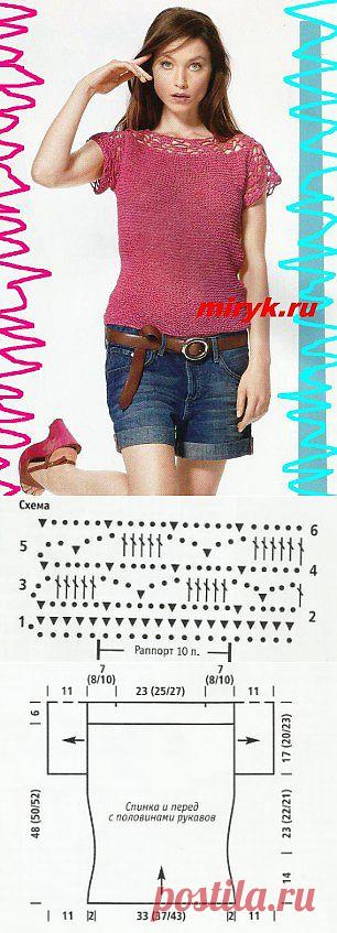 Розовый пуловер с ажурной вставкой спицами