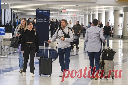 Россиянин прилетел в США без паспорта и ничего не вспомнил. Россиянин без паспорта, визы и авиабилета прилетел из Копенгагена в Лос-Анджелес и не смог объяснить, как это произошло. Как отметили журналисты, российского гражданина Сергея Очигаву задержали 4 ноября на пункте паспортного контроля аэропорта в Лос-Анджелесе. Сотрудники воздушной гавани не смогли найти его в списках.