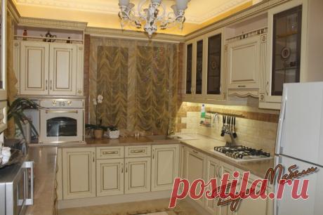 Вариант П-образной кухни в Классическом стиле с фасадами МДФ эмаль с патиной золото