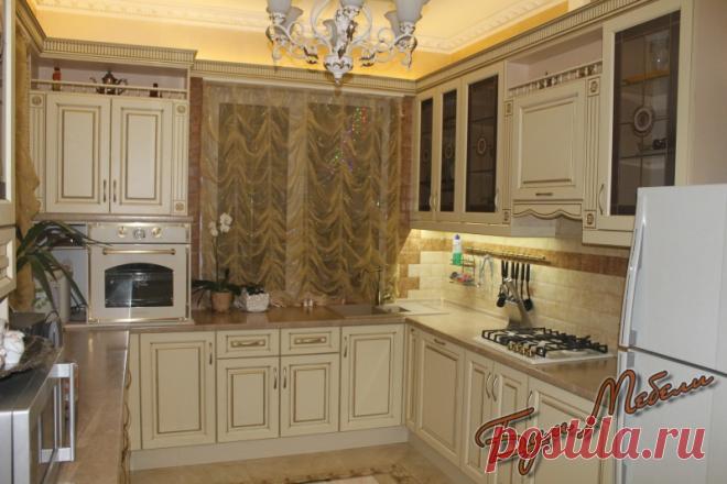 Вариант П-образной кухни в Классическом стиле с фасадами МДФ эмаль с патиной золото