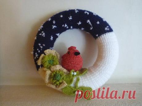 Couronne de Noël Couronne dHiver pour fêter ce mois aux milles plaisirs. Décoration de porte ou autre... un cardinal , des roses de Noël et quelques feuilles de gui décorent cette couronne élégante et sobre à la fois.  couronne polyester de 25 cm nue, 28 cm habillée travail au crochet laines utilisées 100% acrylique  pas de frais de livraison pour la France 1 en stock, réalisation sur commande 7 jours