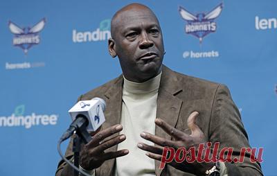 СМИ: Майкл Джордан продаст акции клуба НБА "Шарлотт" в ближайшие дни. По информации ESPN, шестикратный чемпион НБА передаст управление клубом консорциуму во главе с Гейбом Плоткиным и Риком Шналлом