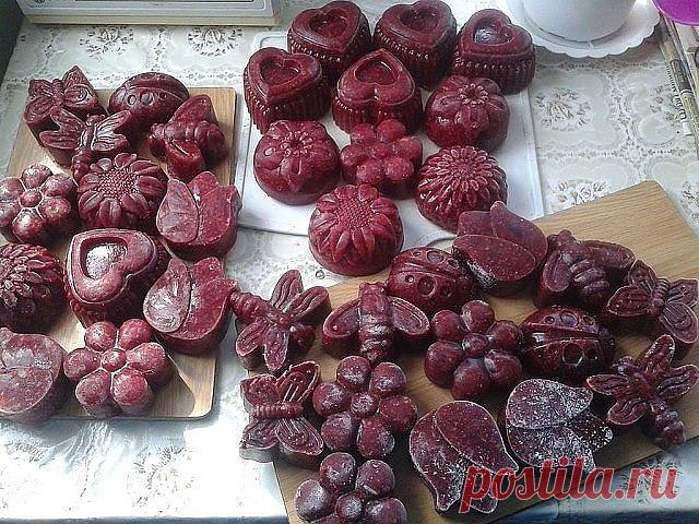 Беру разные ягоды, перекручиваю на мясорубке, потом массу разливаю в силиконовые формы для выпечки кексов и ставлю в морозильную камеру. После застывания вынимаю из форм,кладу в пакеты и опять в морозилку... Сахар не добавляю...Можно так делать и варенье и сиропы, очень удобно. 
Зимой добавлять в чай или просто размораживать и кушать с медом или сахаром.