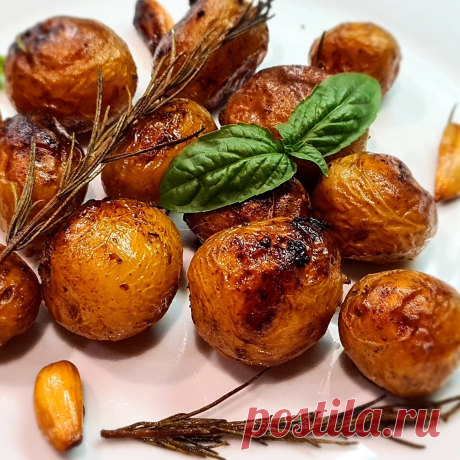 Картофель с чесноком в духовке