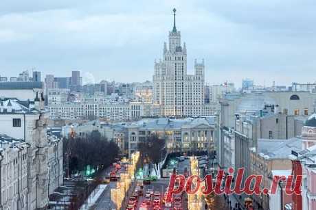 Известный актер высказался об исчезновении коренных москвичей. Известный российский актер Александр Мартынов рассказал, что в Москве осталось очень мало коренных жителей города. Своим мнением он поделился в интервью «Мосленте». Звезда сериала «Универ. Новая общага» отметил, что большую часть населения столицы составляют люди, приехавшие из других городов.