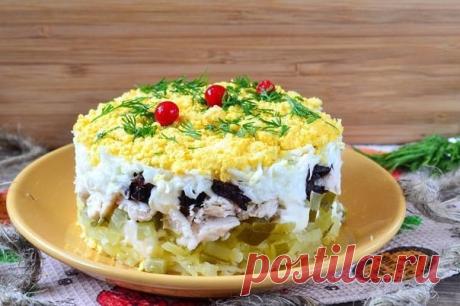 Салат "Торжество" с курицей и черносливом 

Ингредиенты: 

Куриная грудка — 200 г 
Картофель (крупный) — 1 шт. 
Огурец соленый — 1шт. 
Яйца — 2 шт. 
Чернослив — 100 г 
Майонез — 2 ст. л. 

Приготовление: 

1. Подготовьте все необходимые ингредиенты. Картофель отварите до готовности, охладите и очистите. Яйца отварите вкрутую. Куриную грудку отварите в слегка подсоленной воде до готовности. 
2. Картофель натрите на крупной терке, куриную грудку мелко порежьте ножом. 
3. Яйц...