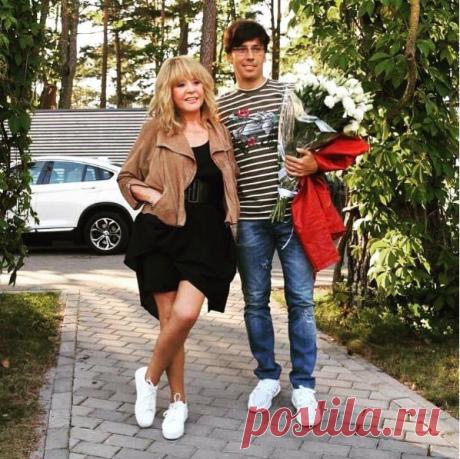 1 условие, при котором короткая юбка уместна после 50 лет (на примере Аллы Борисовны)
Добрый день, читатели блога! Как вы думаете (пишите сразу свое мнение в комментариях), может ли женщина носить короткую юбку, платье после 50 лет? Имеет ли такое право? Я хочу порассуждать на эту тему. Существует ровно 1 условие, при котором короткая юбка уместна после 50 лет. На примере Аллы Борисовны Пугачевой. Ни в коем случае я […]
Читай дальше на сайте. Жми подробнее ➡