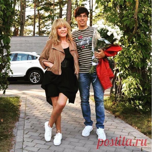 1 условие, при котором короткая юбка уместна после 50 лет (на примере Аллы Борисовны)
Добрый день, читатели блога! Как вы думаете (пишите сразу свое мнение в комментариях), может ли женщина носить короткую юбку, платье после 50 лет? Имеет ли такое право? Я хочу порассуждать на эту тему. Существует ровно 1 условие, при котором короткая юбка уместна после 50 лет. На примере Аллы Борисовны Пугачевой. Ни в коем случае я […]
Читай дальше на сайте. Жми подробнее ➡