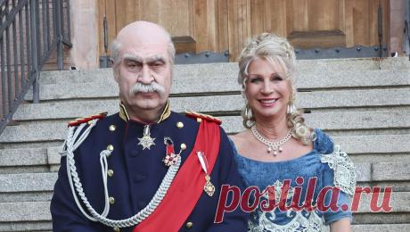 Премьер-министр Баварии Зедер переоделся в Бисмарка. Премьер-министр Баварии Маркус Зедер появился на Франконском карнавале в образе &quot;железного канцлера&quot; Отто фон Бисмарка, основавшего Германскую империю в 1871 году. Об этом сообщает Bild. Обозреватели издания Флориан Кайн и ...