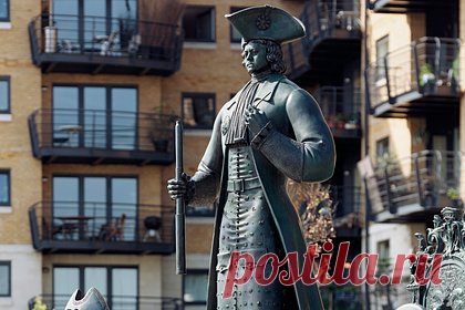 Памятник Петру I в Лондоне разукрасили в цвета украинского флага. Памятник Петру I столице Великобритании Лондоне испортили краской. Бронзовый монумент разукрасили в цвета украинского флага, сообщил автор скульптуры Михаил Шемякин. По его словам, украинцы решили устроить такую акцию из-за истории царя, который в прошлом «оскорбил Мазепу».