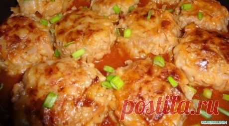Ленивые голубцы

Ингредиенты:

- Мясной фарш -500 гр.
- Отварной рис – 100 гр.
- Белокочанная капуста - 200 гр.

Для соуса:
- Кетчуп -2 ст. л.
- Майонез -1 ст. л.
- Вода кипячёная -300 мл.
- Мука – для панировке

Приготовление:

Капусту нашинковать не очень мелко, залить горячим кипятком и дать постоять 5-10 минут. Это делается для того, что бы капуста стала мягче и убрать горечь. После слить воду и отжать капусту. Смешать и посолить фарш, рис, капусту. Скатать шарики и об...