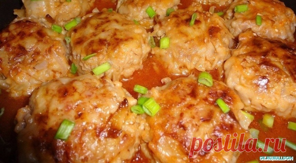 Ленивые голубцы

Ингредиенты:

- Мясной фарш -500 гр.
- Отварной рис – 100 гр.
- Белокочанная капуста - 200 гр.

Для соуса:
- Кетчуп -2 ст. л.
- Майонез -1 ст. л.
- Вода кипячёная -300 мл.
- Мука – для панировке

Приготовление:

Капусту нашинковать не очень мелко, залить горячим кипятком и дать постоять 5-10 минут. Это делается для того, что бы капуста стала мягче и убрать горечь. После слить воду и отжать капусту. Смешать и посолить фарш, рис, капусту. Скатать шарики и об...