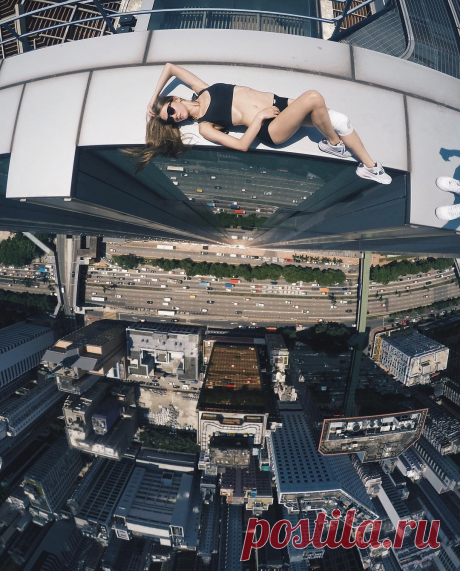 Angela Nikolau в Instagram: «Enjoy every moment #hongkong #girl #rooftop #roof By @beerkus»