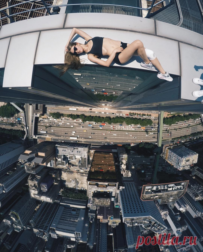 Angela Nikolau в Instagram: «Enjoy every moment #hongkong #girl #rooftop #roof By @beerkus»