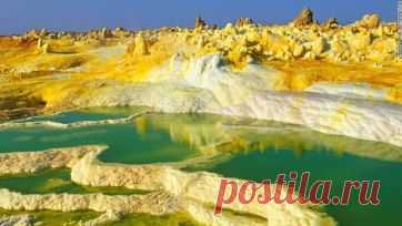 Даллол — активный вулканический кратер в Эфиопии.
Вулкан известен своими внеземными пейзажами, напоминающими поверхность Ио, спутника планеты Юпитер. Его состав — лава из серы и андезита.
В 1926 году при сильном взрыве образовалось крупное озеро, расположенное на высоте 48 метров ниже уровня моря. Окраска озера фиолетово-жёлтого цвета.
На краю кратера находится село Даллол.