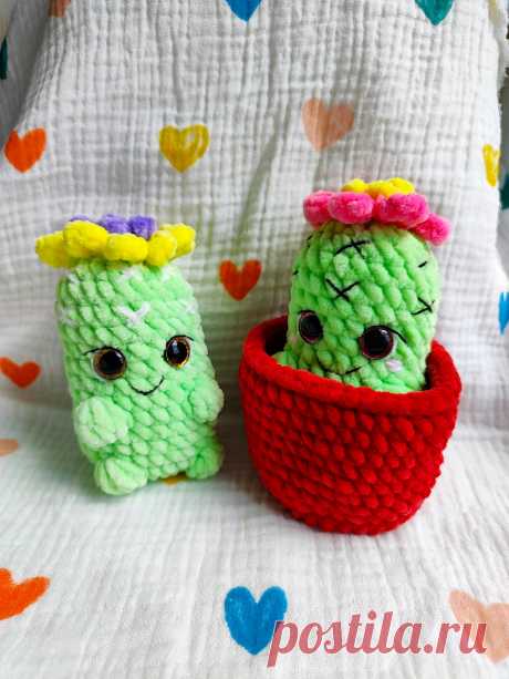 PDF Кактус с попкой крючком. FREE crochet pattern; Аmigurumi toy patterns. Амигуруми схемы и описания на русском. Вязаные игрушки и поделки своими руками #amimore - плюшевый кактус в горшке, маленькое растение из плюшевой пряжи, колючка с цветком.
