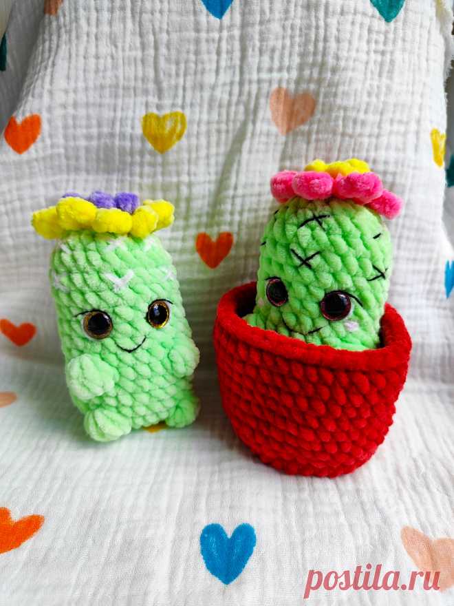 PDF Кактус с попкой крючком. FREE crochet pattern; Аmigurumi toy patterns. Амигуруми схемы и описания на русском. Вязаные игрушки и поделки своими руками #amimore - плюшевый кактус в горшке, маленькое растение из плюшевой пряжи, колючка с цветком.