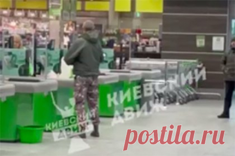 Мужчина в военной форме пригрозил взорвать гранату в центре Киева. Неизвестный мужчина в военной форме угрожал взорвать гранату в центре Киева. Инцидент произошел в одном из супермаркетов возле центрального железнодорожного вокзала украинской столицы. На место случившегося оперативно прибыли представили экстренных служб, они задержали дебошира.