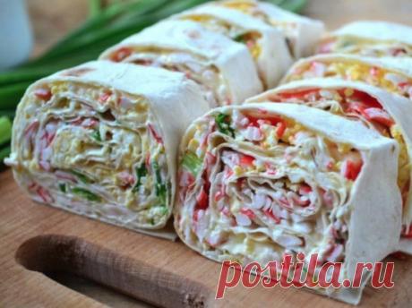 ОТМЕННАЯ ЗАКУСКА ИЗ ЛАВАША С КРАБОВЫМИ ПАЛОЧКАМИ 
Ингредиенты:
● Лаваш — 1 Штука (лист)
● Крабовые палочки — 200 Грамм
● Яйца — 2 Штуки
● Зеленый лук — 2-3 Штук
● Майонез — 2 Ст. ложки
Приготовление:
1. Подготовьте все необходимые ингредиенты. Яйца отварите вкрутую, охладите и очистите.
2. Крабовые палочки натрите на крупной терке или разделите тупой стороной ножа на волокна.
3. Яйца натрите на мелкой терке.
4. На рабочей поверхности разложите лист лаваша. Сбрызните его небольшим количеством