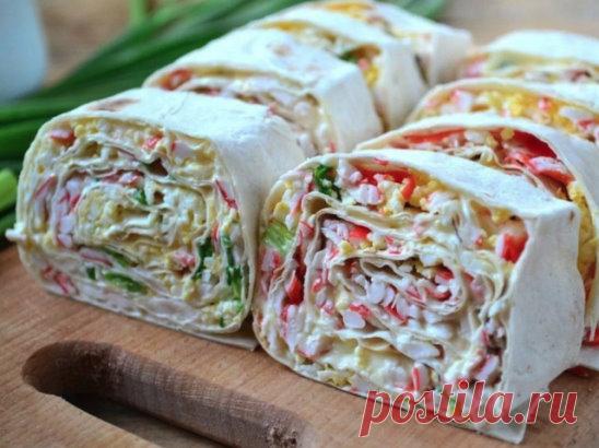 ОТМЕННАЯ ЗАКУСКА ИЗ ЛАВАША С КРАБОВЫМИ ПАЛОЧКАМИ 
Ингредиенты:
● Лаваш — 1 Штука (лист)
● Крабовые палочки — 200 Грамм
● Яйца — 2 Штуки
● Зеленый лук — 2-3 Штук
● Майонез — 2 Ст. ложки
Приготовление:
1. Подготовьте все необходимые ингредиенты. Яйца отварите вкрутую, охладите и очистите.
2. Крабовые палочки натрите на крупной терке или разделите тупой стороной ножа на волокна.
3. Яйца натрите на мелкой терке.
4. На рабочей поверхности разложите лист лаваша. Сбрызните его небольшим количеством