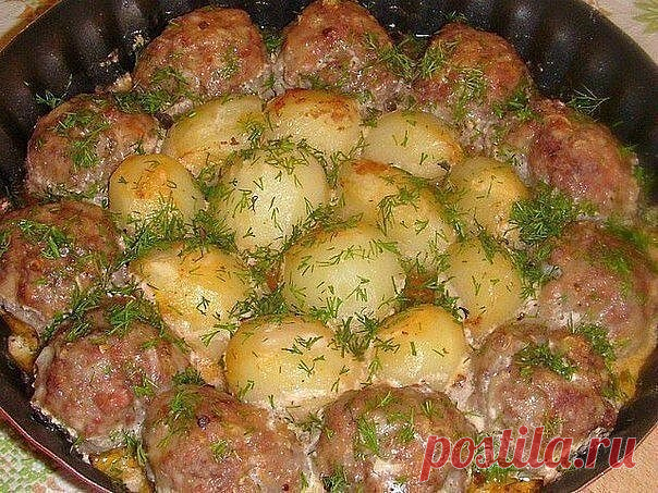 ТОП-6 вкусных рецептов мясных блюд 

1) Котлетки с картошкой в сметанно-томатном соусе
Ингредиенты:
● Фарш-400 гр.
● Лук,чеснок,
● Яйцо,
● Булка(замочить в хол. молоке).
● Мука-2 стол.л.(для панировки).
Приготовление:
Приготовить фарш(как на котлетки),разделить,каждый шарик запанировать в муке.Уложить в смаз. форму,а середину картофель. Запекать в разогр. духовке 15 минут,при 220*. Для соуса смешать 2 стол.л сметаны 1 стол.л кетчупа 0.5 стакана воды,соль,перец. Залить соус...