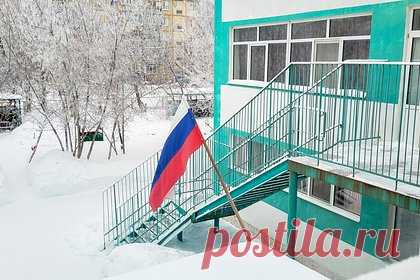 Вооруженный металлической трубой россиянин ломился в детский сад и попал на видео