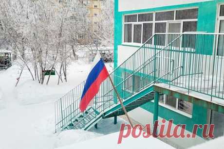 Вооруженный металлической трубой россиянин ломился в детский сад и попал на видео