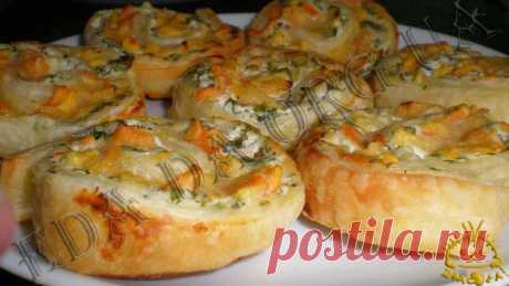 Слоеные рулетики с творогом и хурмой