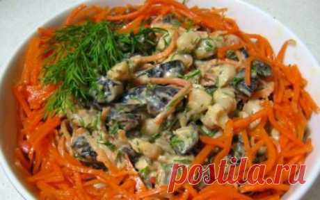 Салат с фасолью, черносливом и морковью / Простые рецепты
