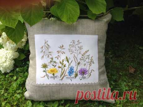 МАТРАСЫ И ПОДУШКИ ИЗ ЛЕЧЕБНЫХ ТРАВ

#ВЪДИ #Исторiя #Человъкъ #Образованiе

В некоторых глубинках России, в деревнях и селах, сохранились до наших дней традиции набивать матрасы и подушки целебными травами. Помимо лечебного эффекта запах трав помогает отвлечься от хлопот и суеты будней. Вдыхая аромат, мы можем унестись мыслями в беззаботное детство, наполненное запахами свежескошенного сена или цветов летнего луга.
Узрѣть цѣликомъ..