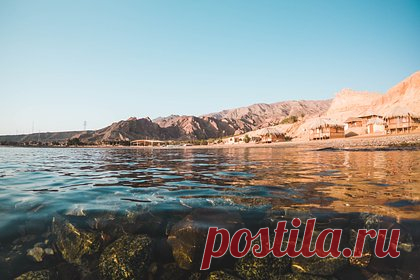 Миру предрекли новые проблемы из-за обстрелов в Красном море. Из-за угрозы ракетных обстрелов со стороны йеменских повстанцев-хуситов из шиитского военизированного объединения «Ансар Алла» средняя продолжительность доставки грузов между Азией и Европой увеличится на 14-15 дней. Об этом сообщает CNBC со ссылкой на участников логистического рынка.