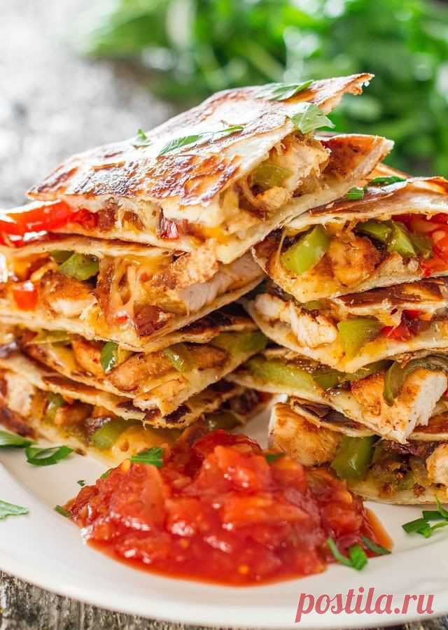 Тортилья. Картофель — 280 г
Яйца куриные — 5 шт.
Лук — 140 г
Помидор — 1 шт.
Зеленый горошек — 1 стакан
Оливковое масло — 3 ст. л.
Соль и Перец — по вкусу
