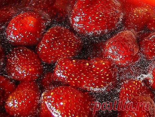 КЛУБНИЧНОЕ ВАРЕНЬЕ БЕЗ ВАРКИ ЯГОД! ЛУЧШИЙ РЕЦЕПТ!
Варите ли Вы по такому способу клубничное варенье? 
Клубничное варенье без варки ягод получается настолько ароматным! 
Познакомьтесь с рецептом, возможно многие так варенье не варят. 
Попробуйте в этом сезоне сварить хоть немножко по этому рецепту. 
Вам понравится, даже не сомневайтесь.
ИТАК, КЛУБНИЧНОЕ ВАРЕНЬЕ БЕЗ ВАРКИ ЯГОД:
ИНГРЕДИЕНТЫ:
- 2 кг клубники
- 1 кг сахара
- 0,5 стакана воды
ПРИГОТОВЛЕНИЕ:
Для клубничного варенья берем клубнику